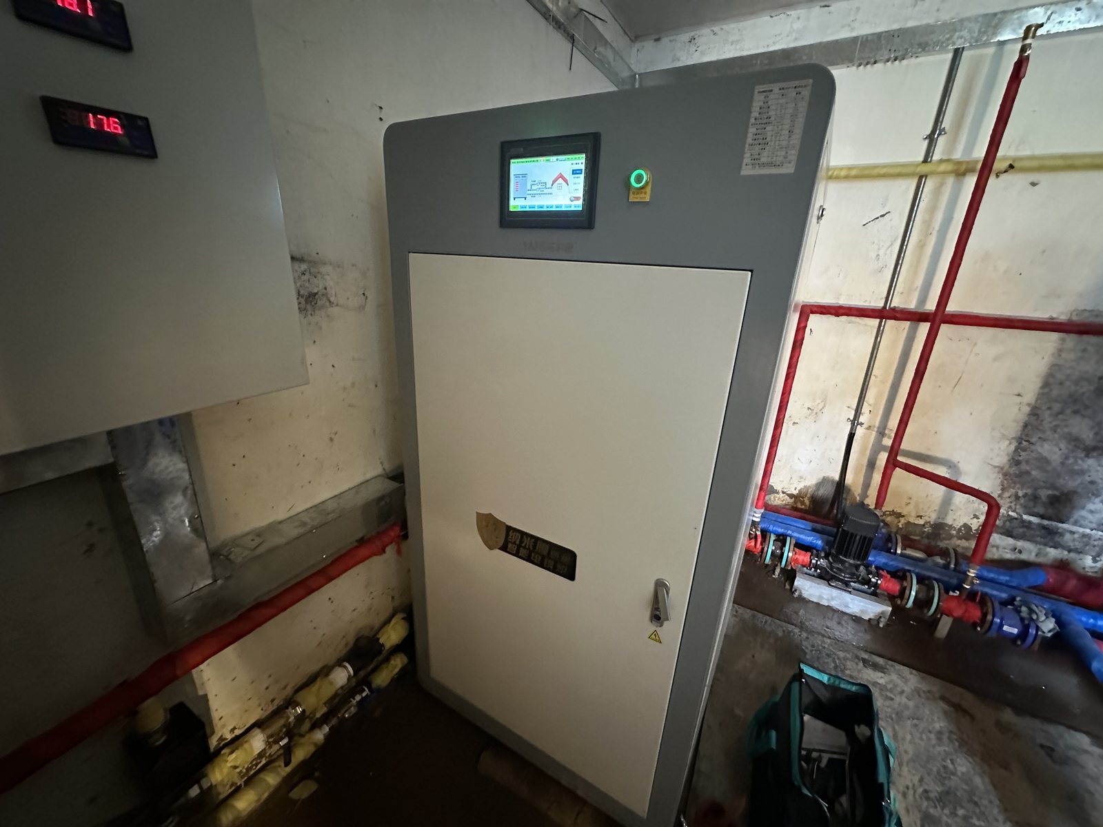 80kW石墨烯纳米电锅炉主机与控制屏现场